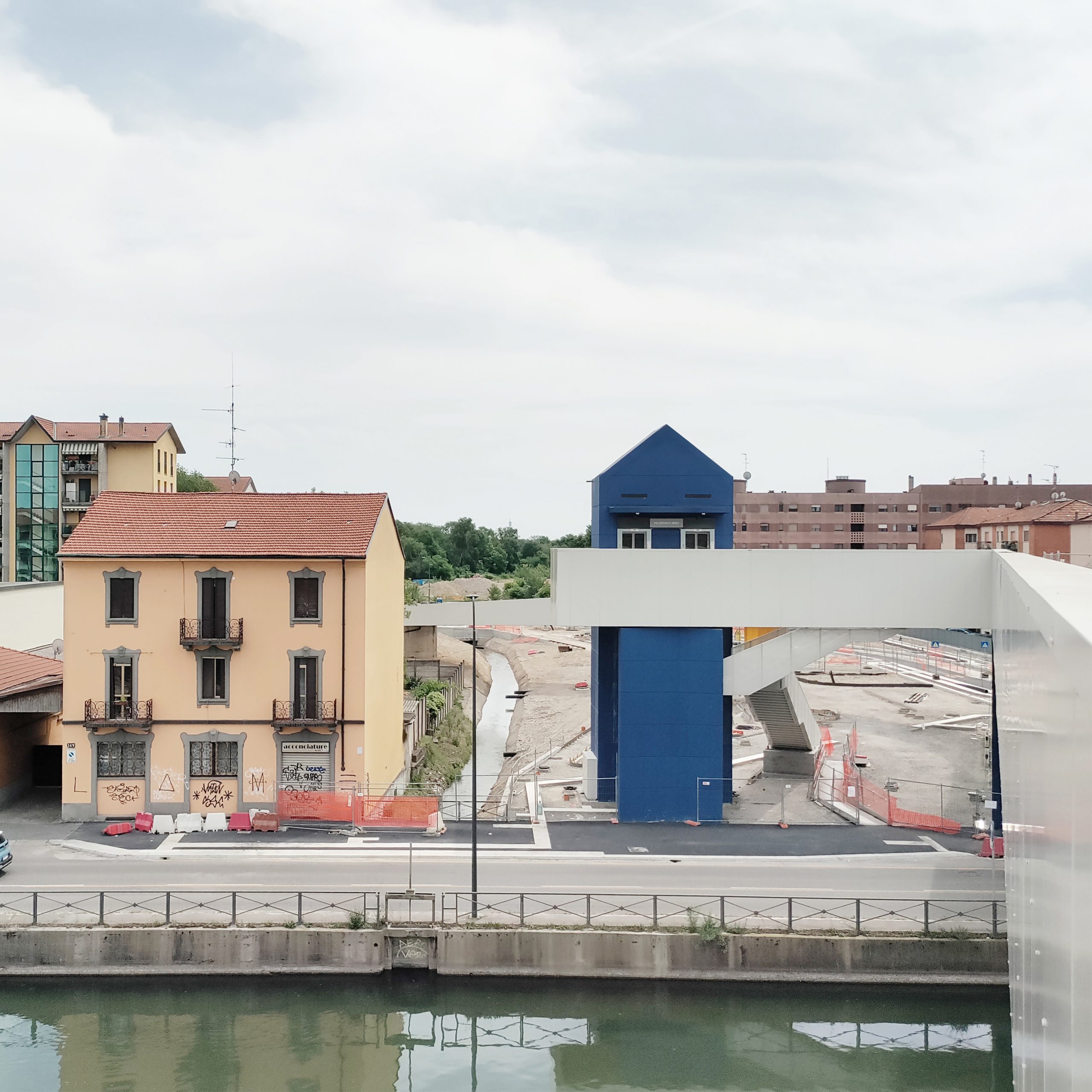 “View of the Naviglio crossing towards the via Lodovico il Moro access tower”. Image by the authors (2025).