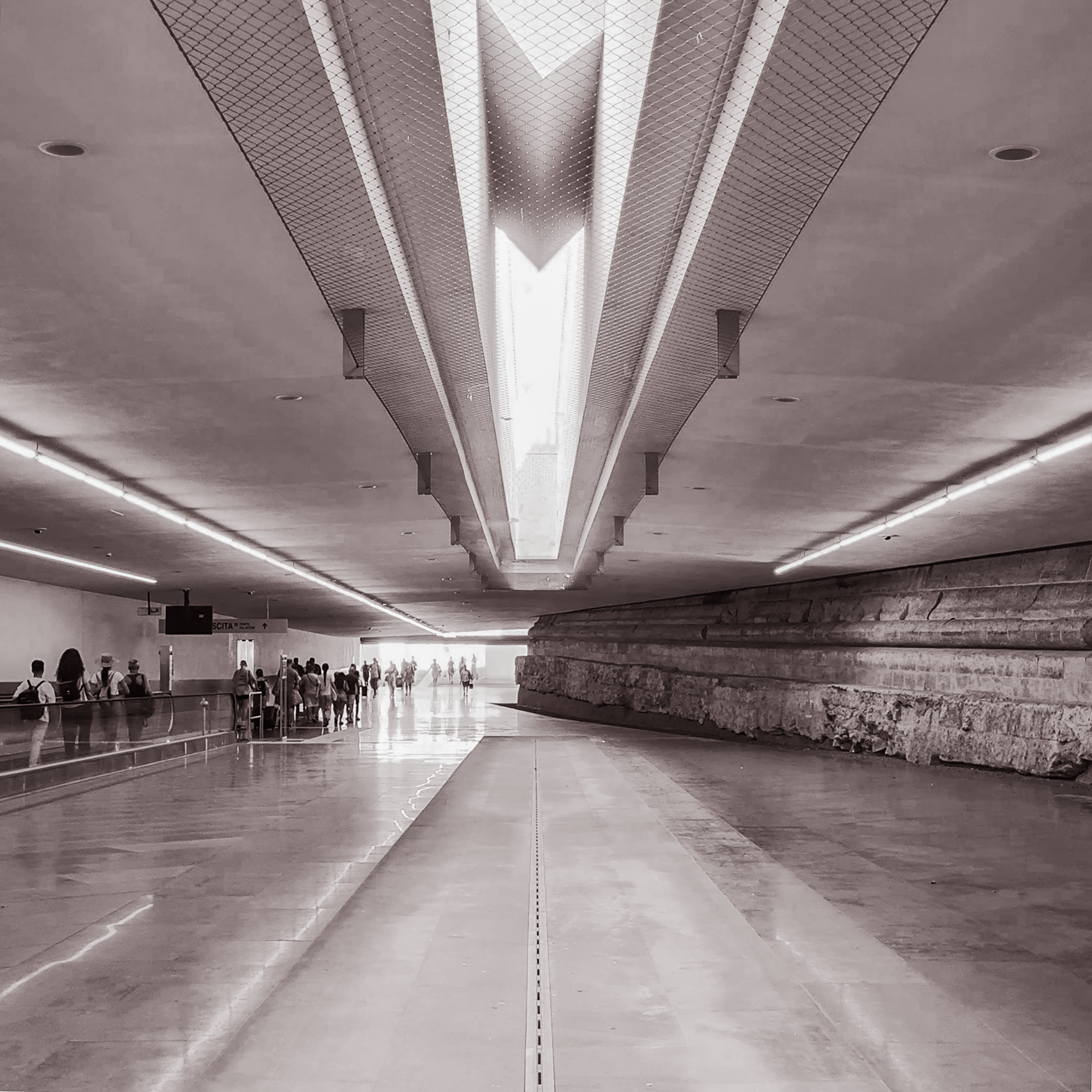 "Piazza Municipio metro station, Naples; the Viceroyal walls intersecting the underground promenade toward the port area". Photo by the author (2024)
