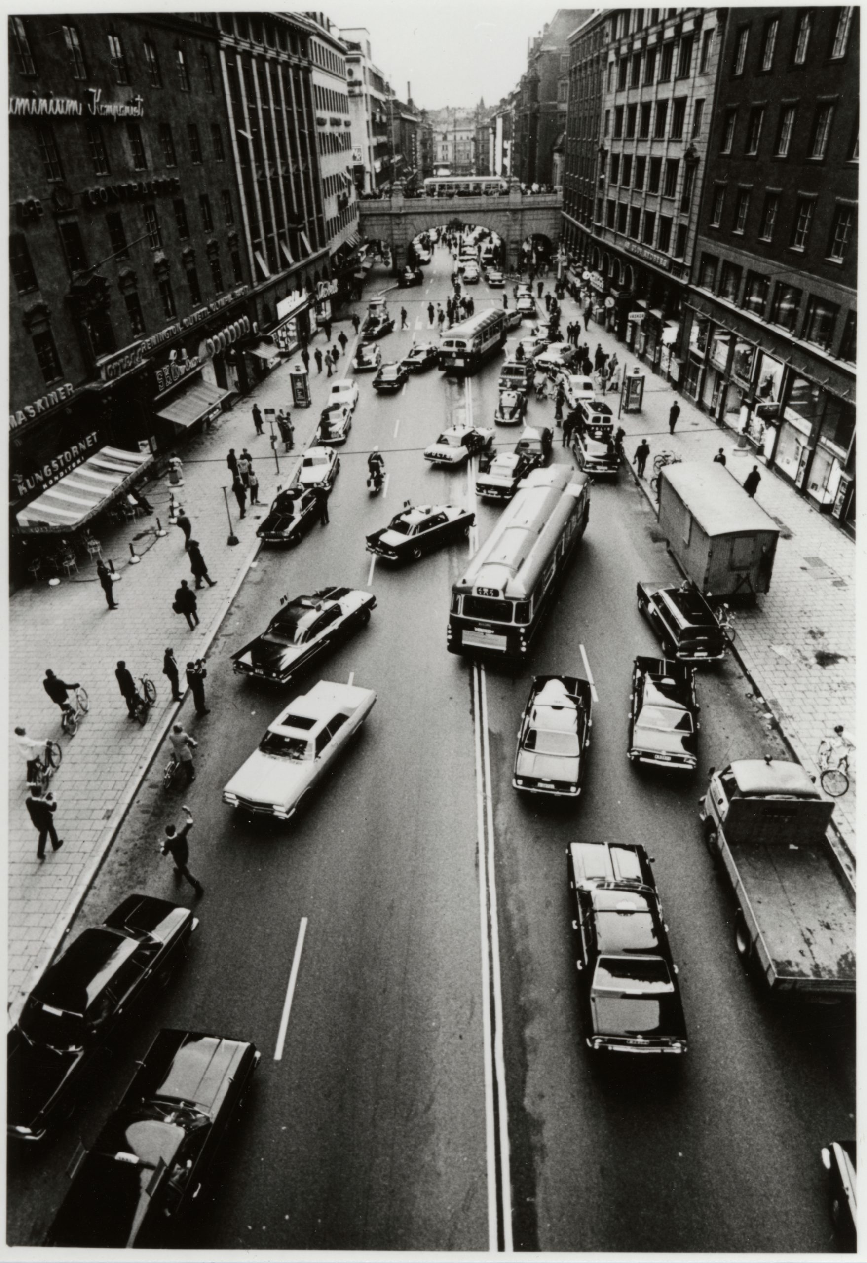 "Stockholm streets on the first day of right traffic: 3 September 1967". Photo credits DigitalMuseum.